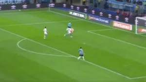 Goleiro comete dois pênaltis em Grêmio x Fortaleza e torcida tricolor cobra: “Não quis expulsar ele”