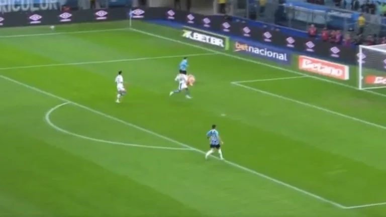 Goleiro comete dois pênaltis em Grêmio x Fortaleza e torcida tricolor cobra: “Não quis expulsar ele”