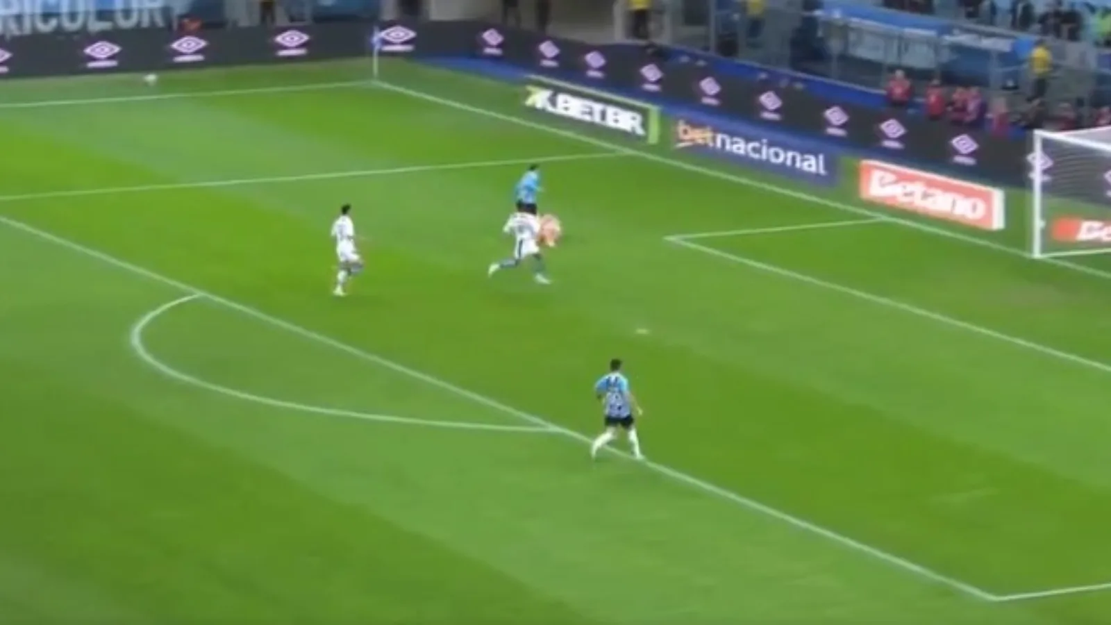 Goleiro comete dois pênaltis em Grêmio x Fortaleza e torcida tricolor cobra: “Não quis expulsar ele”