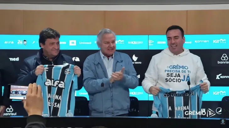 Torcedores do Grêmio protestam contra Paulo Odone na coletiva de Marcelo Marques na Arena: “Ele que começou esse inferno” Torcedores do Grêmio protestam contra Paulo Odone na coletiva de Marcelo Marques na Arena: “Ele que começou esse inferno”