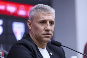 Cicinho alerta o São Paulo sobre crise no elenco e diz que trocar técnico não basta: ”Tem que reforçar”
