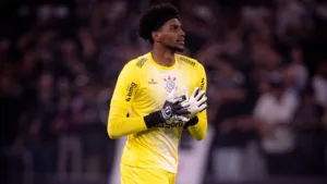 Roger Flores escolhe Hugo Souza em disputa com Weverton antes de Corinthians x Palmeiras: “Tem uma projeção maior”