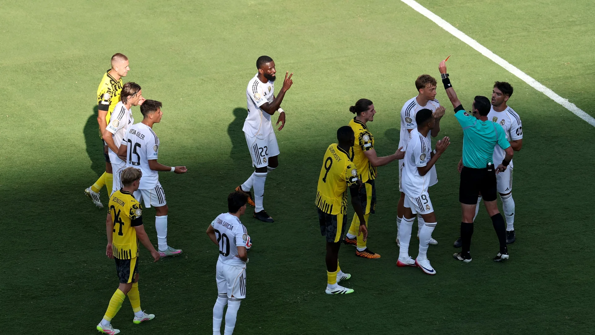 Real Madrid tem Huijsen suspenso e muda time titular contra o PSG na semifinal do Mundial de Clubes