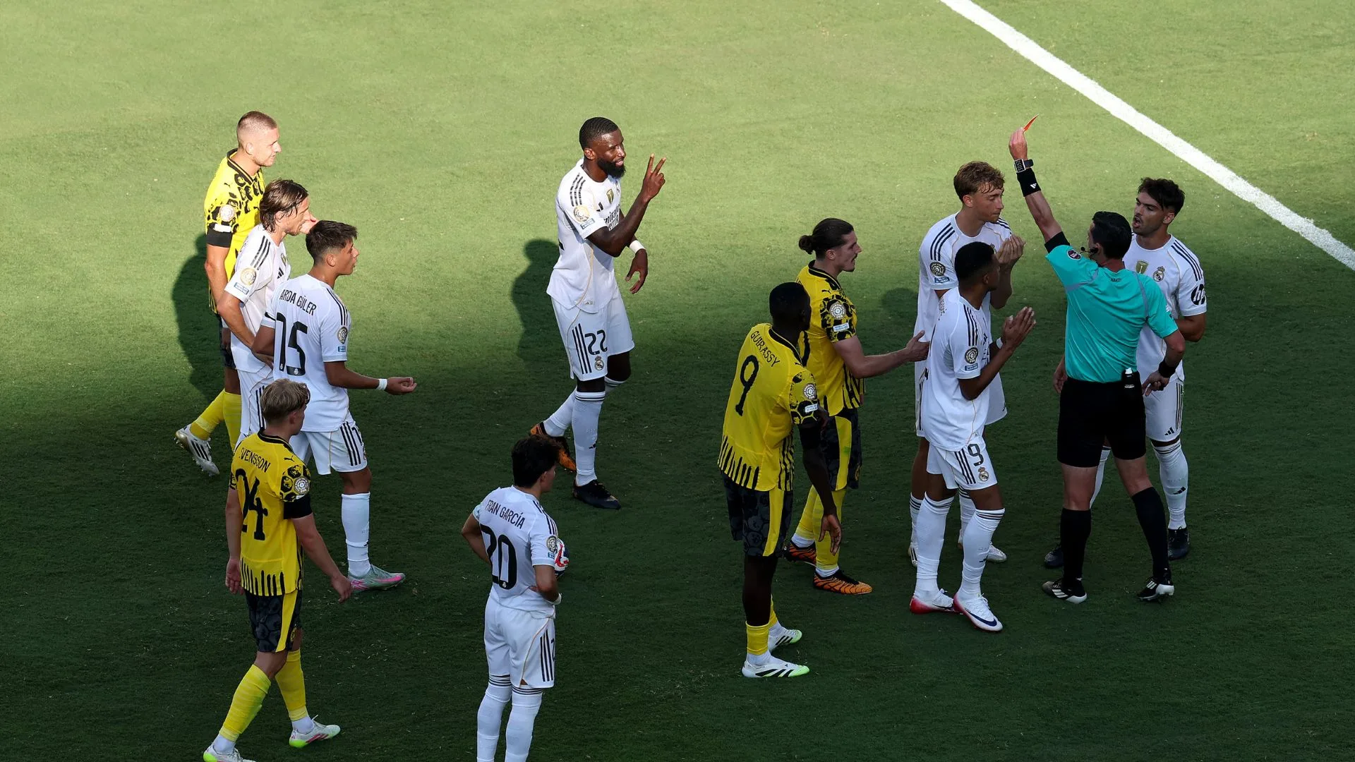 Huijsen vira desfalque no Real Madrid, Raúl Asencio deve enfrentar PSG e torcedores lamentam: “Foi bom enquanto durou”