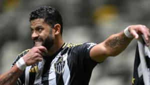 Hulk leva cartão inusitado em jogo do Atlético-MG e cena viraliza entre os torcedores: “A expressão é impagável”