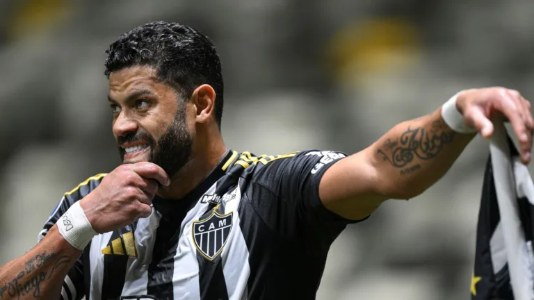 Hulk leva cartão inusitado em jogo do Atlético-MG e cena viraliza entre os torcedores: “A expressão é impagável”