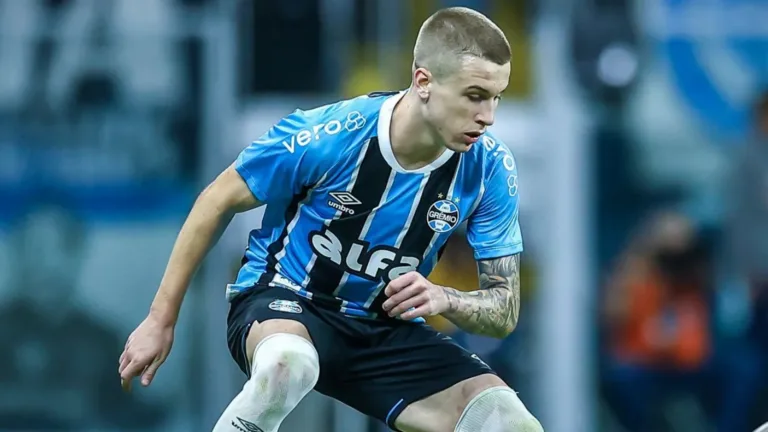 Grêmio realiza ‘negócio das Arábias’ com venda de Igor Serrote e surpreende Diogo Olivier: “Lateral reserva de atuações medianas”