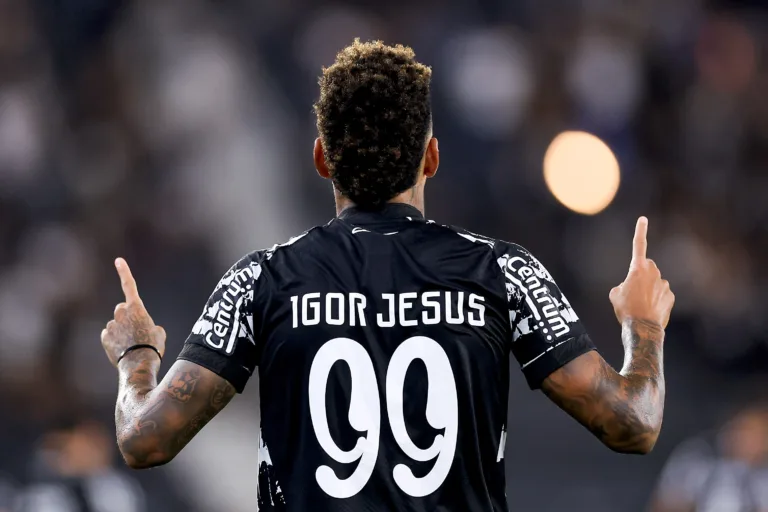 Após vendas de Jair e Igor Jesus, Botafogo supera meio bilhão de reais em receita neste ano