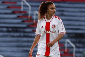 Internacional fecha o primeiro contrato profissional de Aninha Regio, joia da base do clube gaúcho desde os 10 anos
