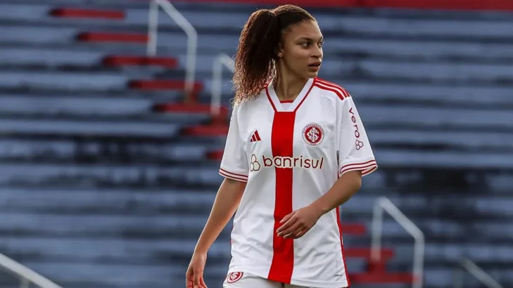 Internacional fecha o primeiro contrato profissional de Aninha Regio, joia da base do clube gaúcho desde os 10 anos Internacional fecha o primeiro contrato profissional de Aninha Regio, joia da base do clube gaúcho desde os 10 anos