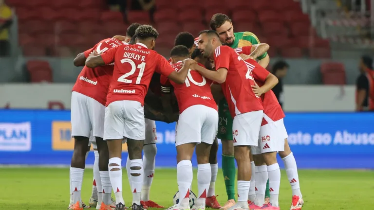 Torcedores do Internacional estendem faixas de protesto no Beira-Rio contra diretoria, comissão técnica e jogadores: “Libertadores é obrigação”