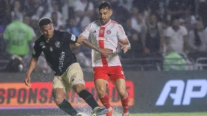 Internacional x Vasco: times mudam escalações para jogo do Brasileirão hoje
