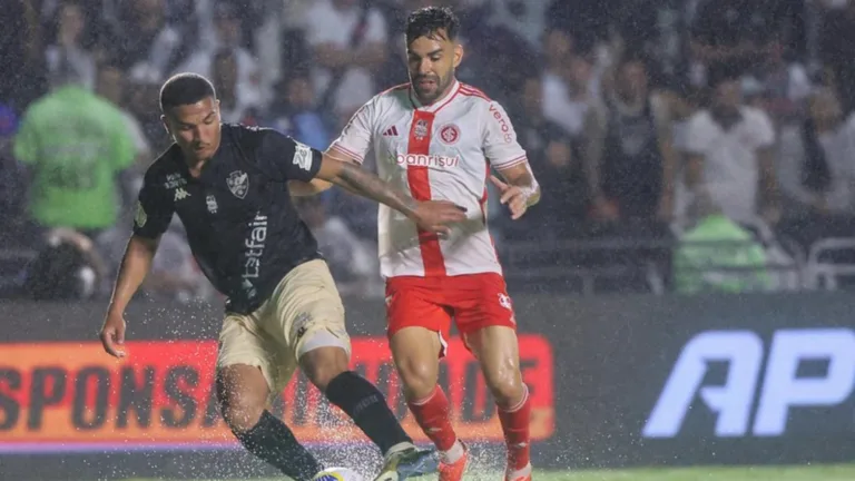 Internacional x Vasco: times mudam escalações para jogo do Brasileirão hoje