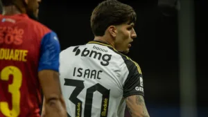 Isaac manda recado à torcida depois de primeiro jogo em retorno ao Atlético-MG: “Vamos seguir em frente”