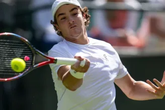 João Fonseca bate na bola