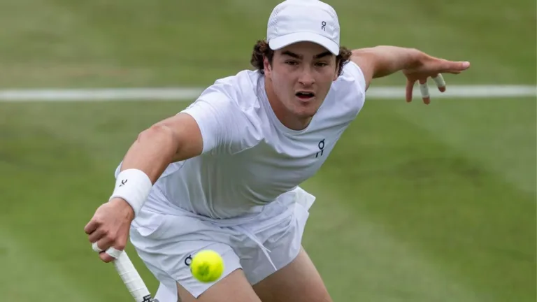 João Fonseca tem trabalho contra Jenson Brooskby, mas avança em Wimbledon para a 3ª rodada