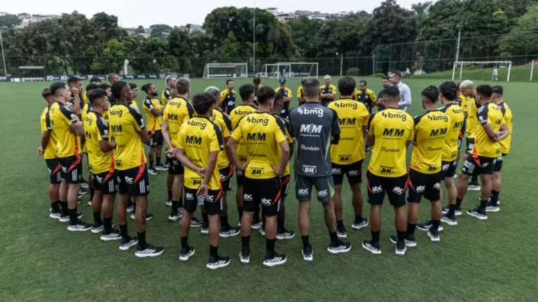 Cicinho manda recado a torcedores do Atlético-MG após crise com atrasos salariais: “Jogador não é culpado”