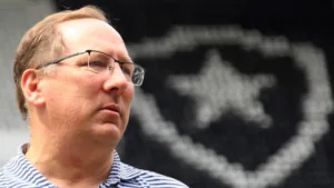 Textor ironiza arbitragem por não expulsar Pulgar em título da Libertadores do Flamengo