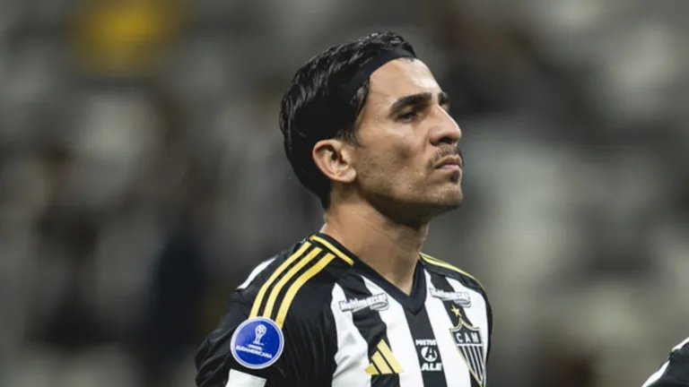 Torcedores do Atlético-MG se revoltam com Junior Alonso após expulsão: “Merece tomar multa pesada”