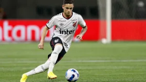 Zinho aprova possível contratação de lateral Khellven pelo Palmeiras: “Vai dar a amplitude que o Abel gosta”