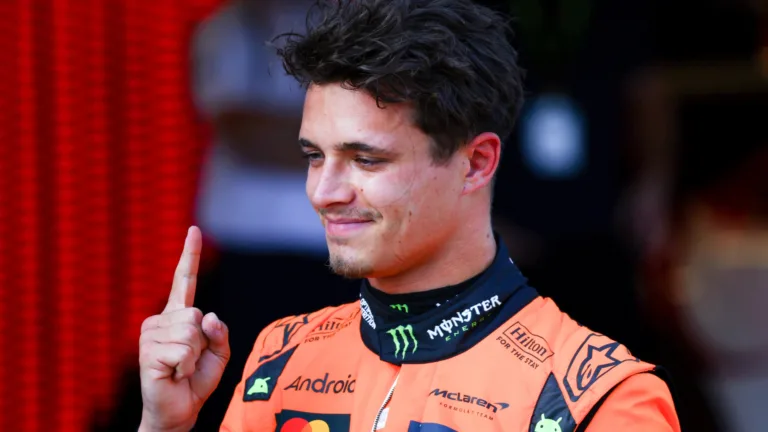 Fórmula 1 hoje: Norris aproveita punição a Piastri e vence GP de Silverstone; Bortoleto abandona