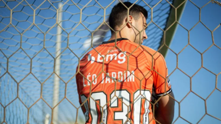 Edmundo revela exigência para o Vasco renovar com Léo Jardim: “Empresário obrigou a contratar o Thiago Mendes” Edmundo revela exigência para o Vasco renovar com Léo Jardim: “Empresário obrigou a contratar o Thiago Mendes”