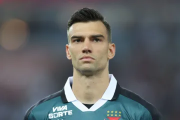 Lucas Pedrosa comenta sobre renovação de Léo Jardim no Vasco e novo salário: “Vai ficar no patamar do Vegetti”