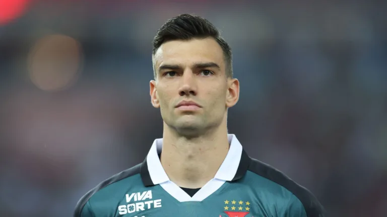 Lucas Pedrosa comenta sobre renovação de Léo Jardim no Vasco e novo salário: “Vai ficar no patamar do Vegetti”