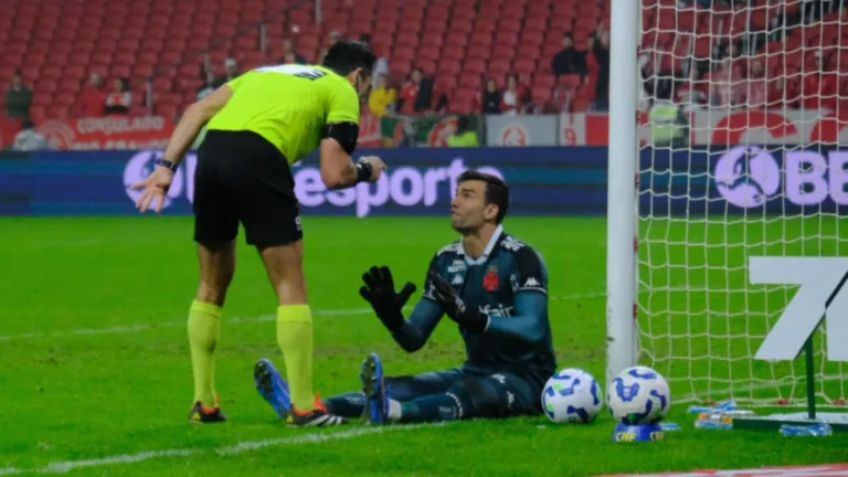 Léo Jardim é relacionado pelo Vasco após trauma e torcida debocha: “Milagrosamente já se recuperou”