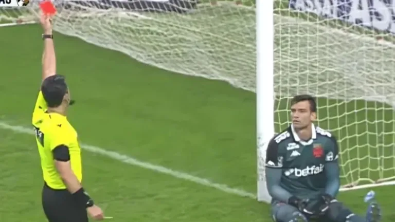 Leitura labial revela conversa entre árbitro e Léo Jardim, do Vasco, no momento da expulsão: “Eu só vou passar o spray”