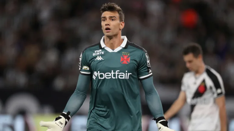Galvão Bueno cita expulsão do Vasco para criticar jogadores brasileiros: “Caem como se o Muhammad Ali tivesse dado uma porrada”