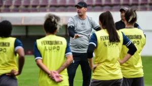 Léo Mendes, técnico da Ferroviária, fala sobre os jogos decisivos da equipe no mês de agosto: “a gente tá bem otimista”