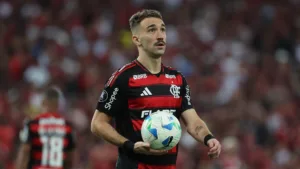 Flamengo diz ‘não’ para oferta de quase R$ 100 milhões do RB Leipzig por Léo Ortiz e torcida aprova: “Nem pelo dobro!”