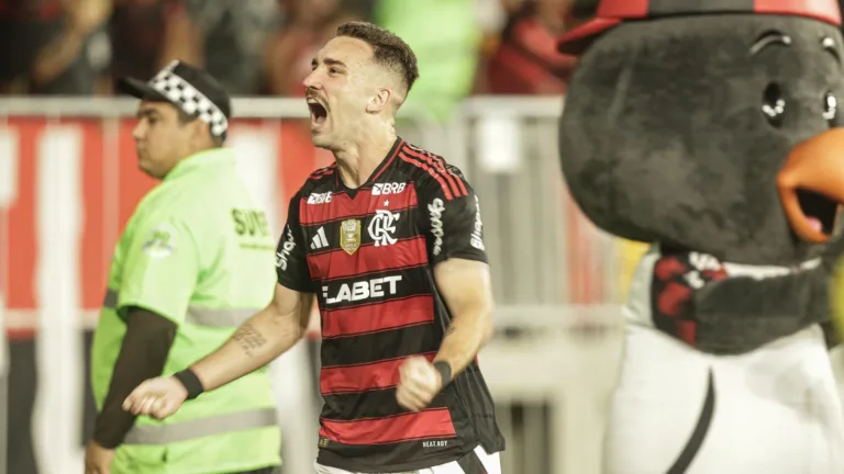 Léo Ortiz marca de cabeça, Flamengo vence Atlético-MG por 1 a 0 e assume liderança do Brasileirão