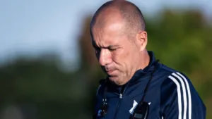 Leonardo Jardim atualiza mercado do Cruzeiro e rádio Itatiaia crava número de reforços: “Entre três a quatro jogadores”