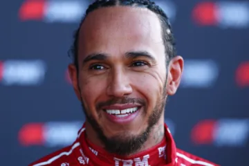 Fórmula 1 hoje: Lewis Hamilton supera McLaren e lidera TL1 do GP de Silverstone