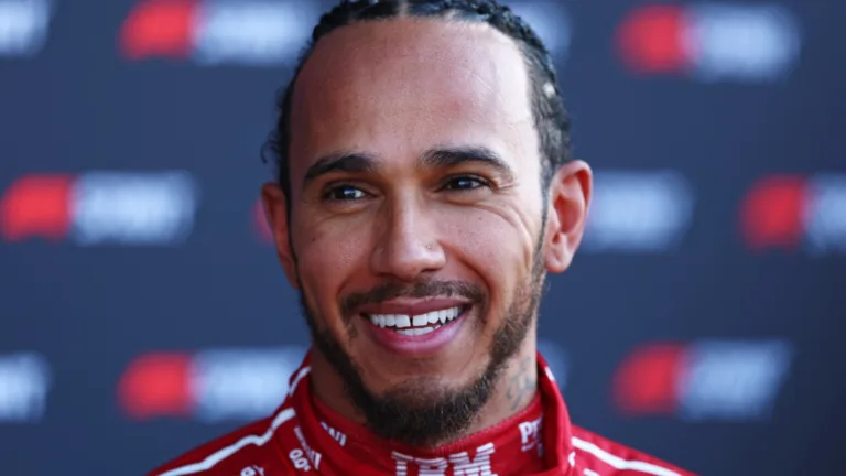 Fórmula 1 hoje: Lewis Hamilton supera McLaren e lidera TL1 do GP de Silverstone