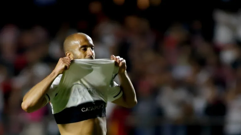 Lucas Moura é desfalque contra o Corinthians e torcedores do São Paulo reagem: “Melhor se aposentar”