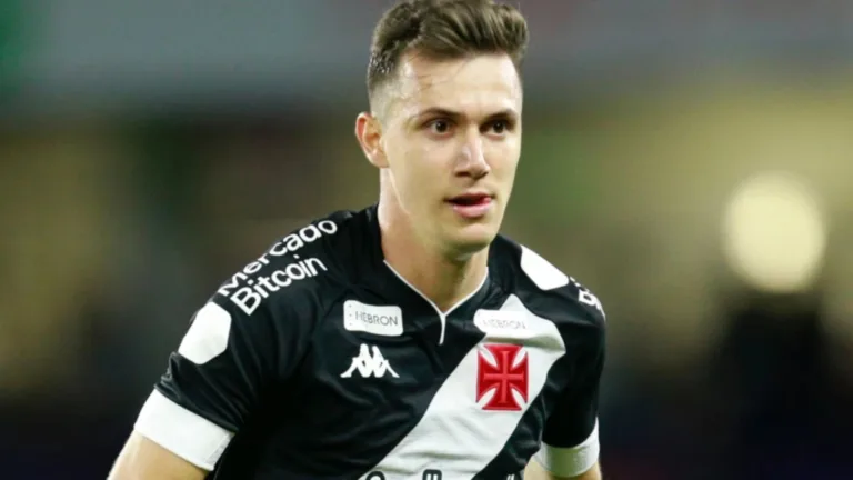 Cicinho critica expulsão de Lucas Piton em goleada sofrida pelo Vasco na Sul-Americana: “Jogada de juvenil”