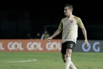 Lucas Piton é expulso em Independiente Del Valle x Vasco e deixa torcida indignada: “Em menos de 10 minutos”