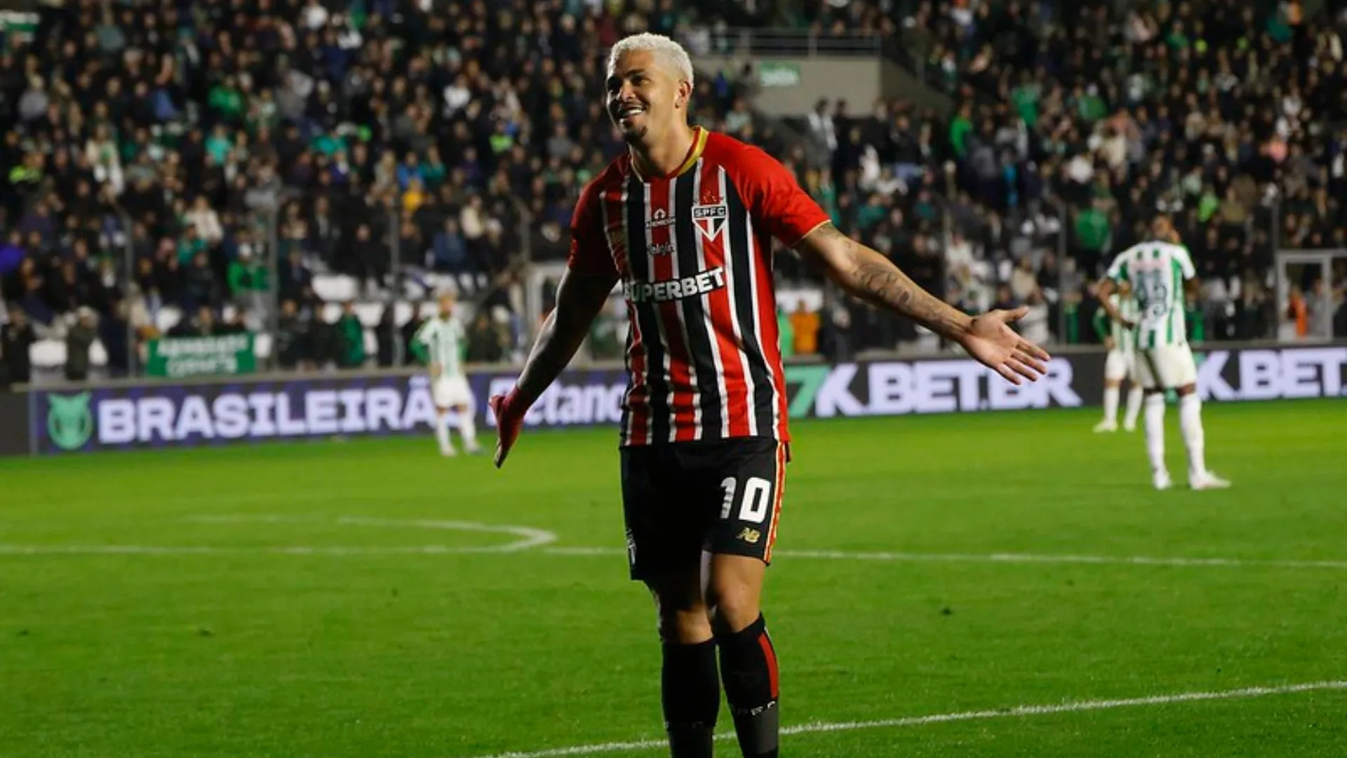 Cicinho aponta Luciano como substituto de Calleri e elogia trabalho de Crespo, no São Paulo: “Trouxe atmosfera diferente”