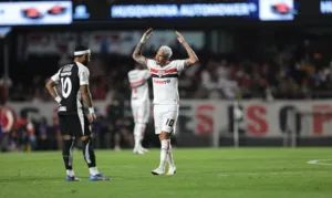 Cicinho ironiza após vitória do São Paulo no clássico: “Tá em crise? Chama o Corinthians”