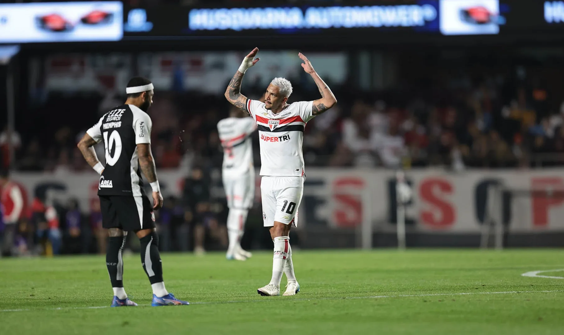 Cicinho ironiza após vitória do São Paulo no clássico: “Tá em crise? Chama o Corinthians”