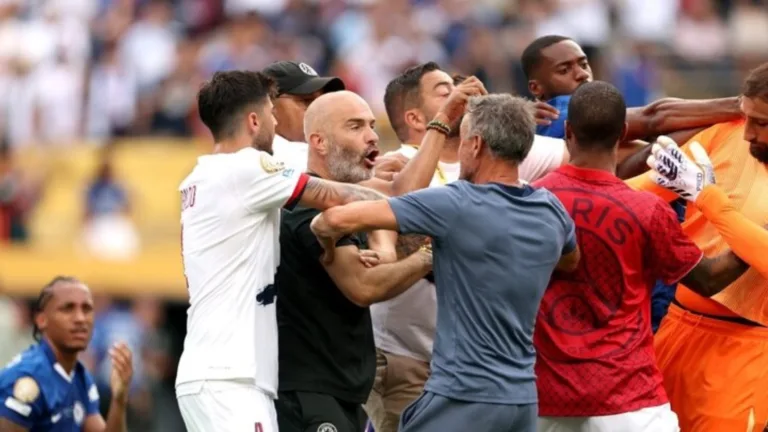 Luis Enrique agride João Pedro em Chelsea x PSG no Mundial e revolta Roger Flores na Globo: “Tem que saber perder”