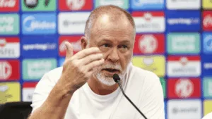 Mano Menezes critica ‘cultura do futebol nacional’ após derrota do Grêmio na Sul-Americana: “Brasil é tão absurdo”