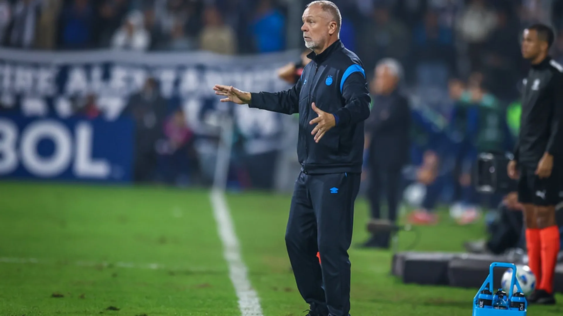 Torcedores do Grêmio indicam rebaixamento e cobram saída de Mano Menezes: “Dá tempo de trazer o Vojvoda”