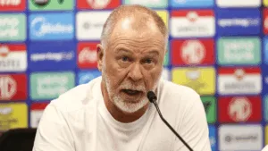 Grêmio decide manter Mano Menezes no comando e revolta torcedores: “Nunca vi fazer tanta força pra cair”