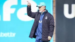 Grêmio sofre com desfalques diante do Botafogo e Fernando Becker explica situação de Mano Menezes: “Também está fora”