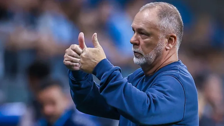 Mano Menezes cita situação de Gerson, ex-Flamengo, ao abordar futuro de Arezo no Grêmio: “Precisa de transparência”