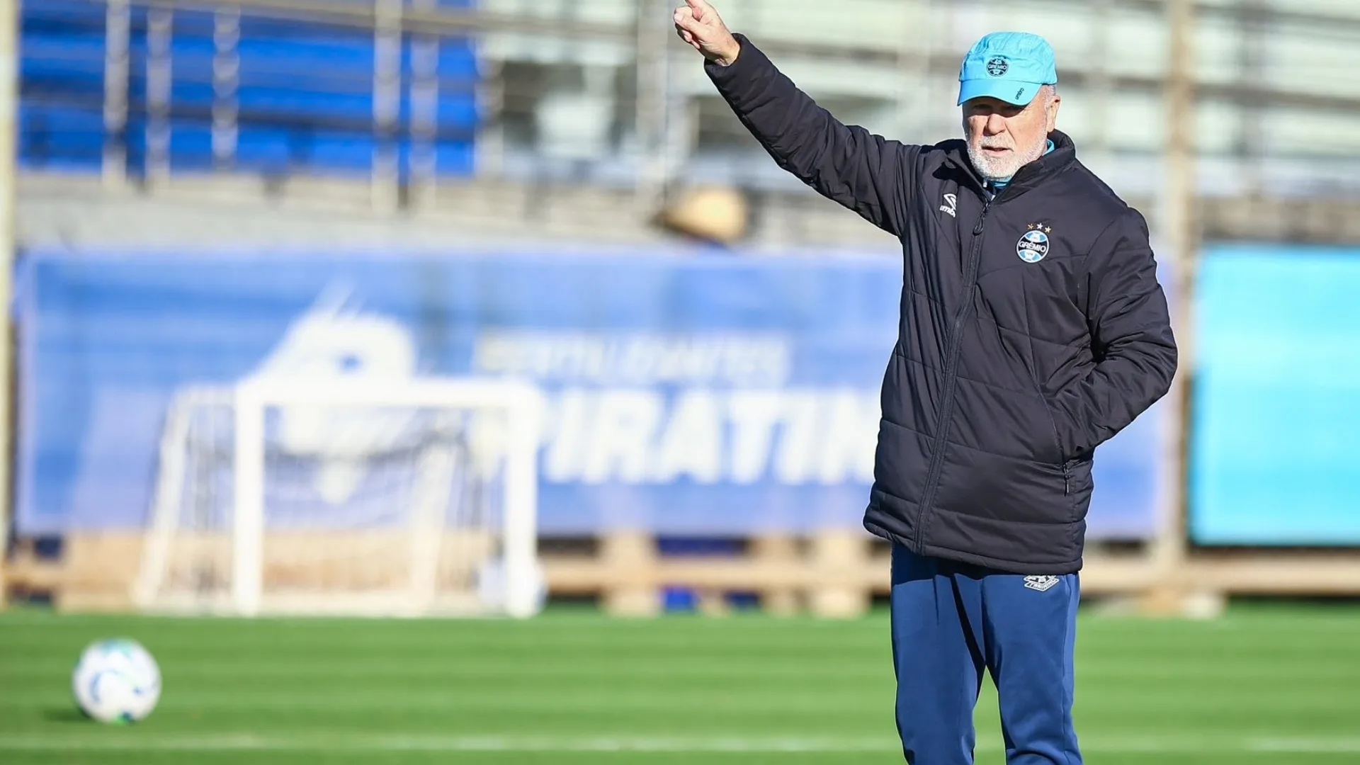 Mano Menezes cita Palmeiras e compara Grêmio e Flamengo: “Sempre foi uma equipe de faturamento maior”